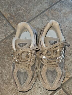 New Balance Women's Athletic Sneakers in Taupe and Beige 9060 Design Size 6.5